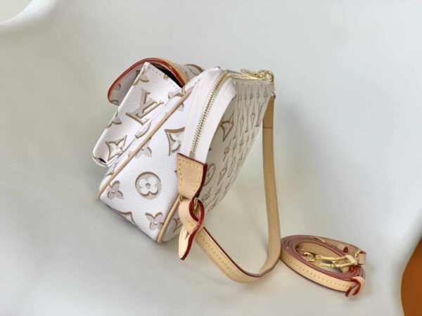 1:1 Replica Louis Vuitton LV Maxi Pochette Accessoires Pink/White Remarkable Bag For Women‎ M46161 - 8.3in/ 21cm