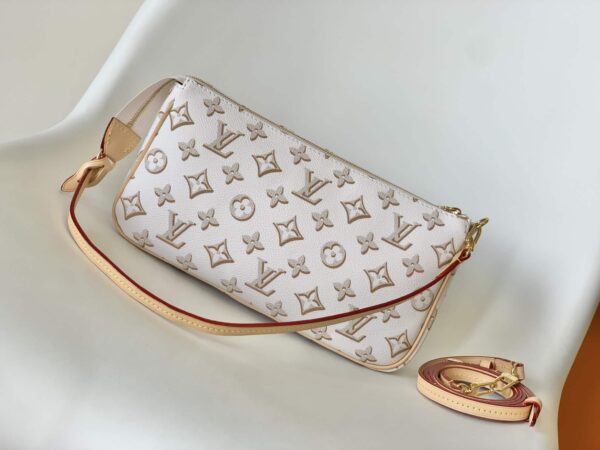 1:1 Replica Louis Vuitton LV Maxi Pochette Accessoires Pink/White Remarkable Bag For Women‎ M46161 - 8.3in/ 21cm