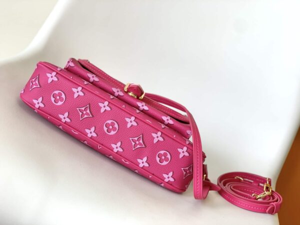 1:1 Replica Louis Vuitton LV Maxi Pochette Accessoires Pink/White Remarkable Bag For Women‎ M46161 - 8.3in/ 21cm