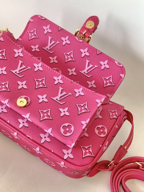 1:1 Replica Louis Vuitton LV Maxi Pochette Accessoires Pink/White Remarkable Bag For Women‎ M46161 - 8.3in/ 21cm