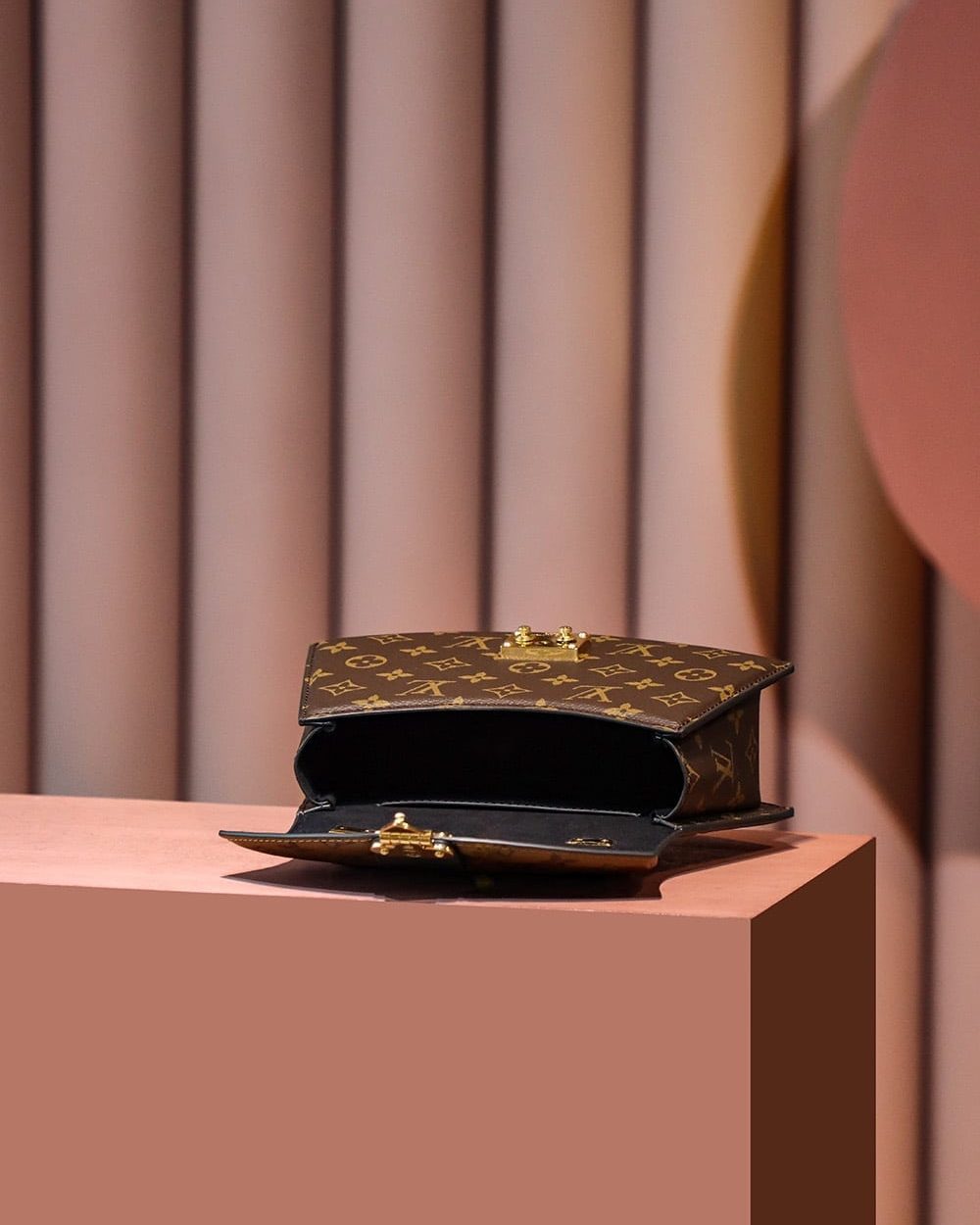 1:1 Replica Louis Vuitton LV Tilsitt Monogram Light Brown M46548 Luxurious Bag  For Women 9.5in/24cm