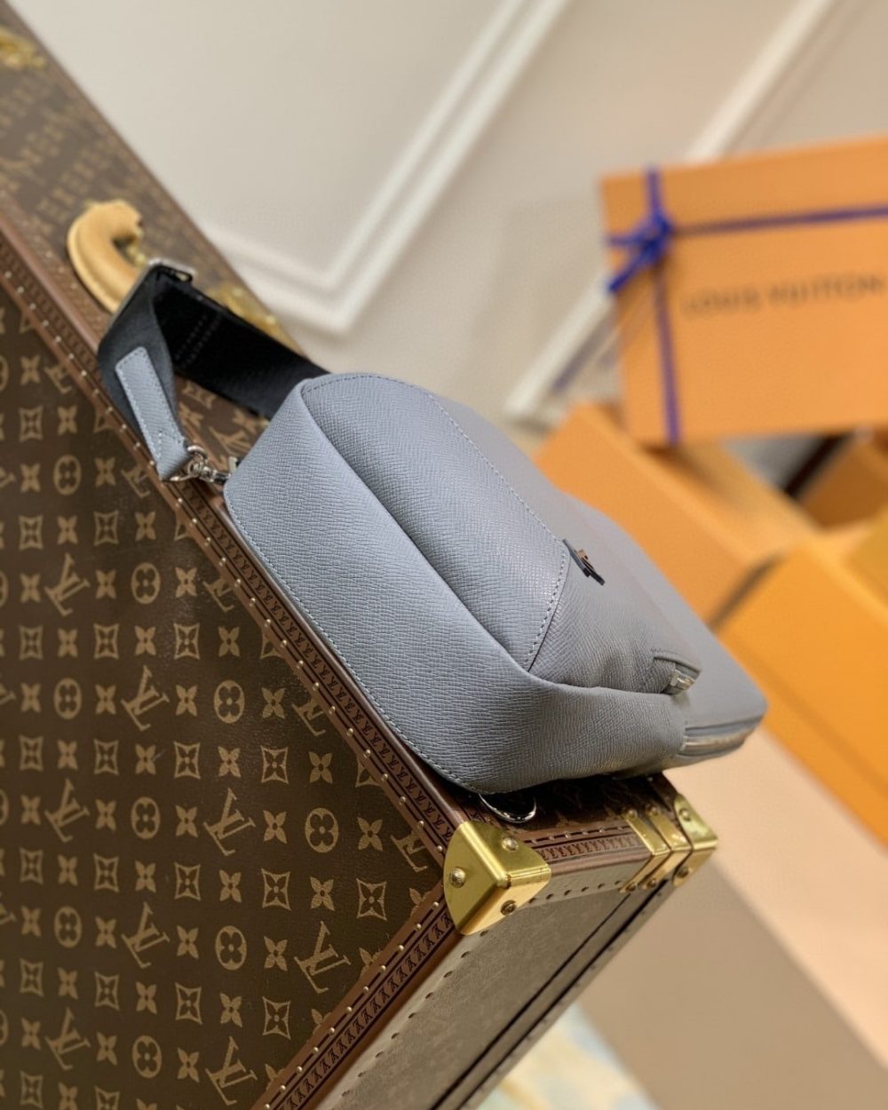 1:1 Replica Louis Vuitton LV Avenue Slingbag NM Taiga Grey Unique Bag For Men M30801 - 12.2in/31cm