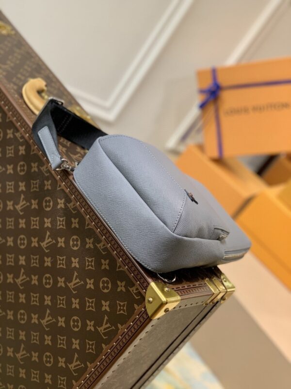 1:1 Replica Louis Vuitton LV Avenue Slingbag NM Taiga Grey Unique Bag For Men M30801 - 12.2in/31cm