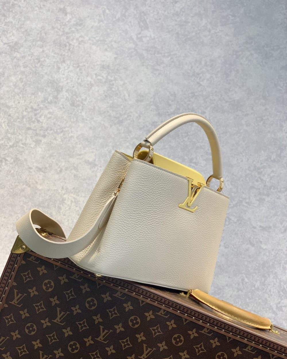 1:1 Replica Louis Vuitton LV Capucines MM Taurillon Creme Beige/ Plume Yellow Berlingot Luxury Bag For Women M59883 - 12.4in/31.5cm