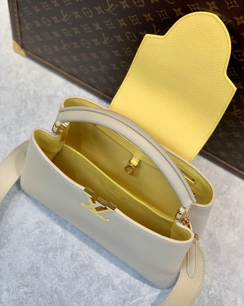 1:1 Replica Louis Vuitton LV Capucines MM Taurillon Creme Beige/ Plume Yellow Berlingot Luxury Bag For Women M59883 - 12.4in/31.5cm