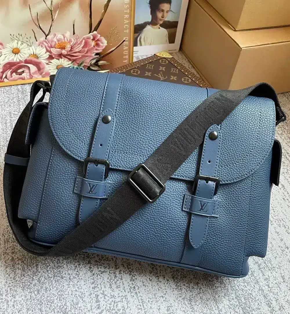 louis-vuitton-christopher-messenger-m58475