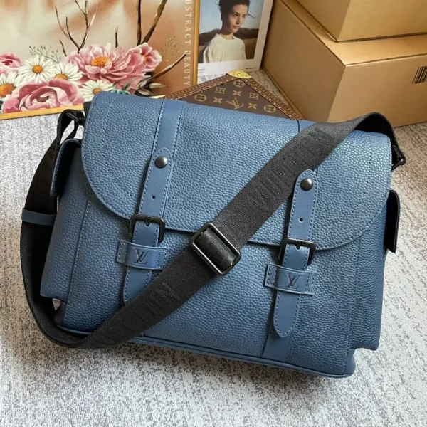 louis-vuitton-christopher-messenger-m58475