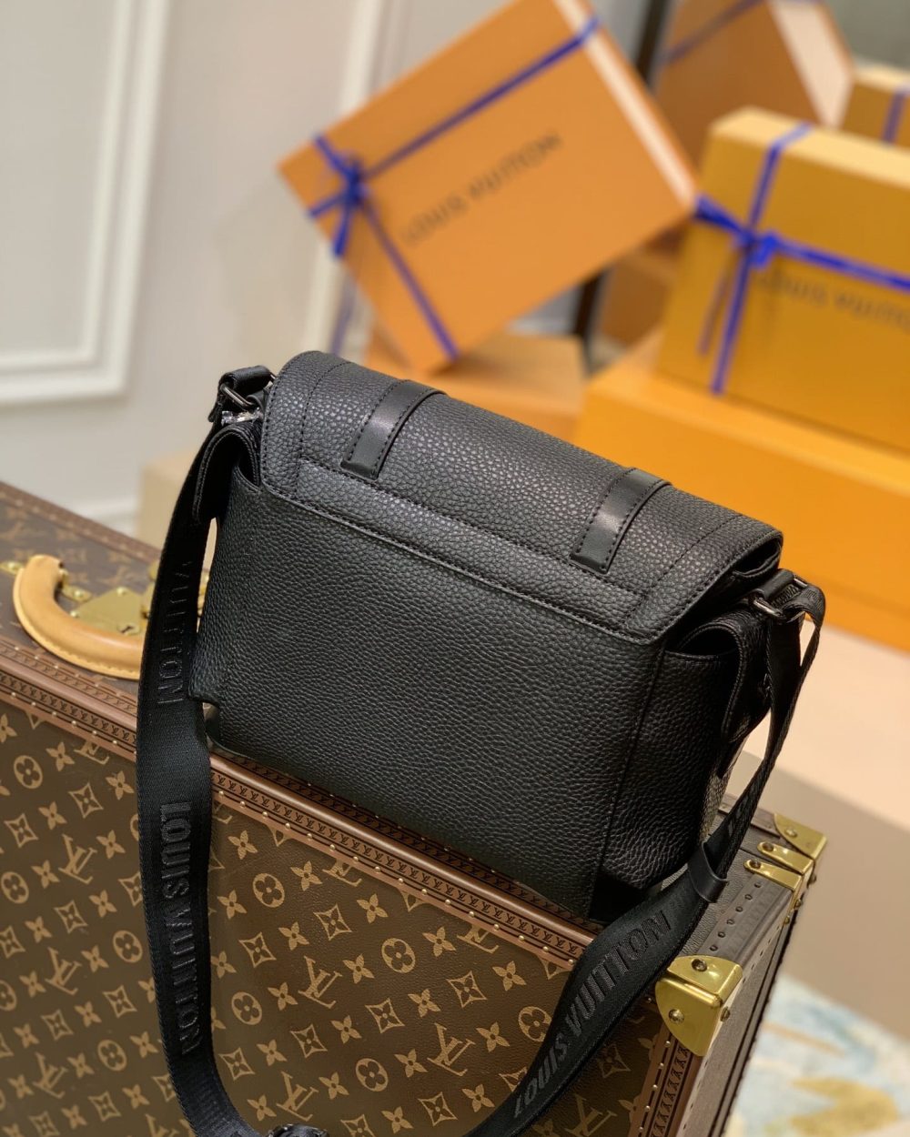1:1 Replica Louis Vuitton LV Christopher Messenger Taurillon Black Quality Bag For Men M58476 - 11.4in/29cm
