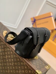 1:1 Replica Louis Vuitton LV Christopher Messenger Taurillon Black Quality Bag For Men M58476 - 11.4in/29cm