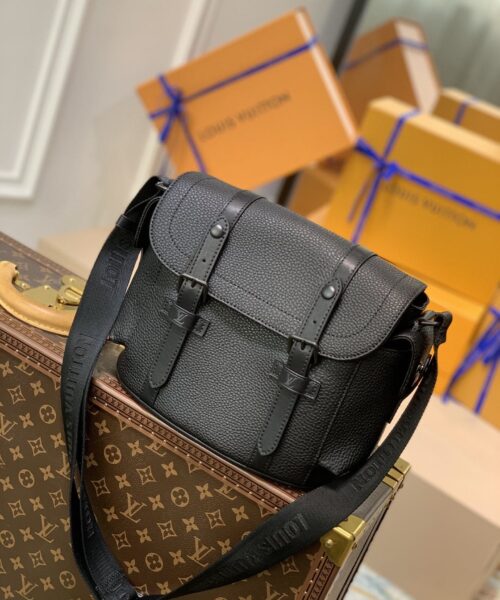 louis-vuitton-christopher-messenger-m58476