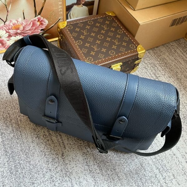 1:1 Replica Louis Vuitton LV Christopher Messenger Taurillon Blue Essential Bag For Men M58475 - 11.4in/29cm