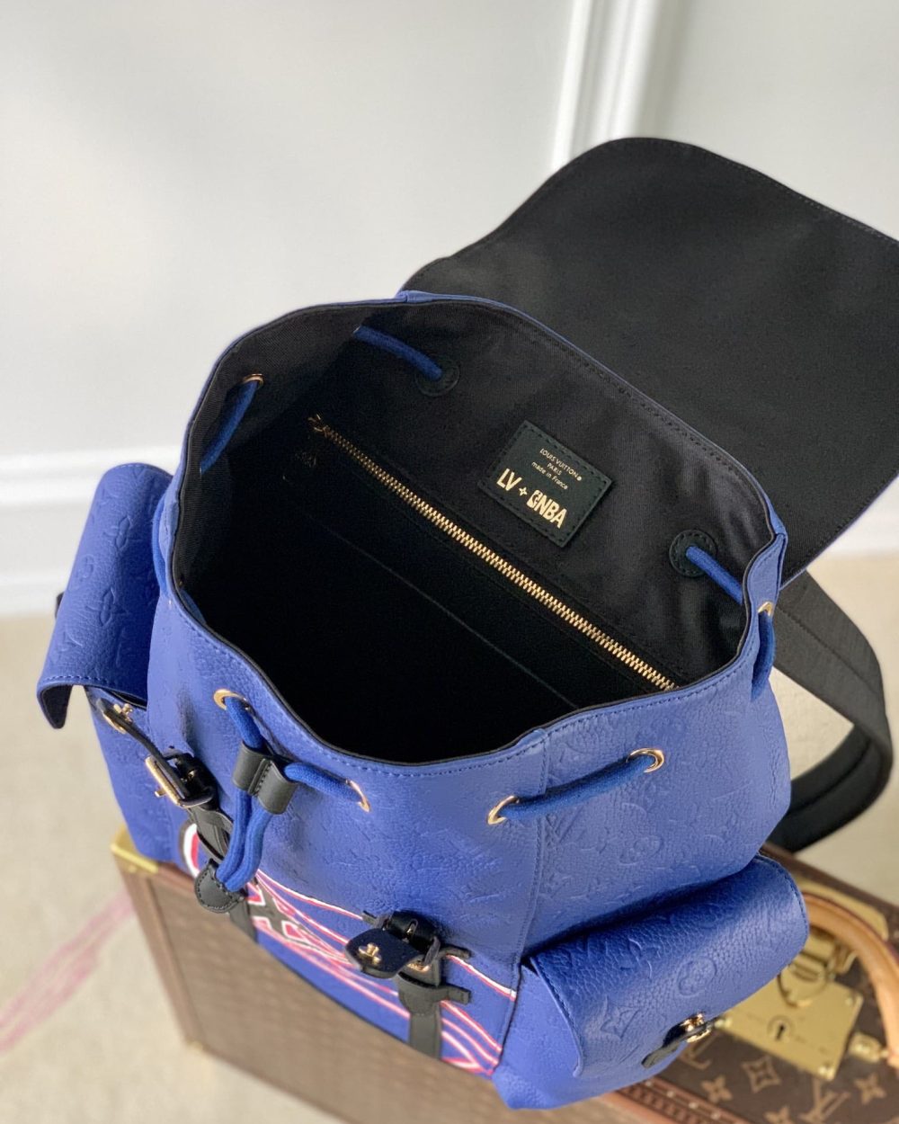 1:1 Replica Louis Vuitton LV CHRISTOPHER MM Essential Bag For Men M21104 - 17.3in/43.94cm