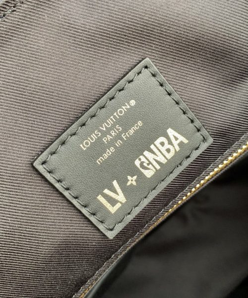 1:1 Replica Louis Vuitton LV CHRISTOPHER MM Essential Bag For Men M21104 - 17.3in/43.94cm