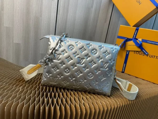 louis-vuitton-coussin-pm-m57913