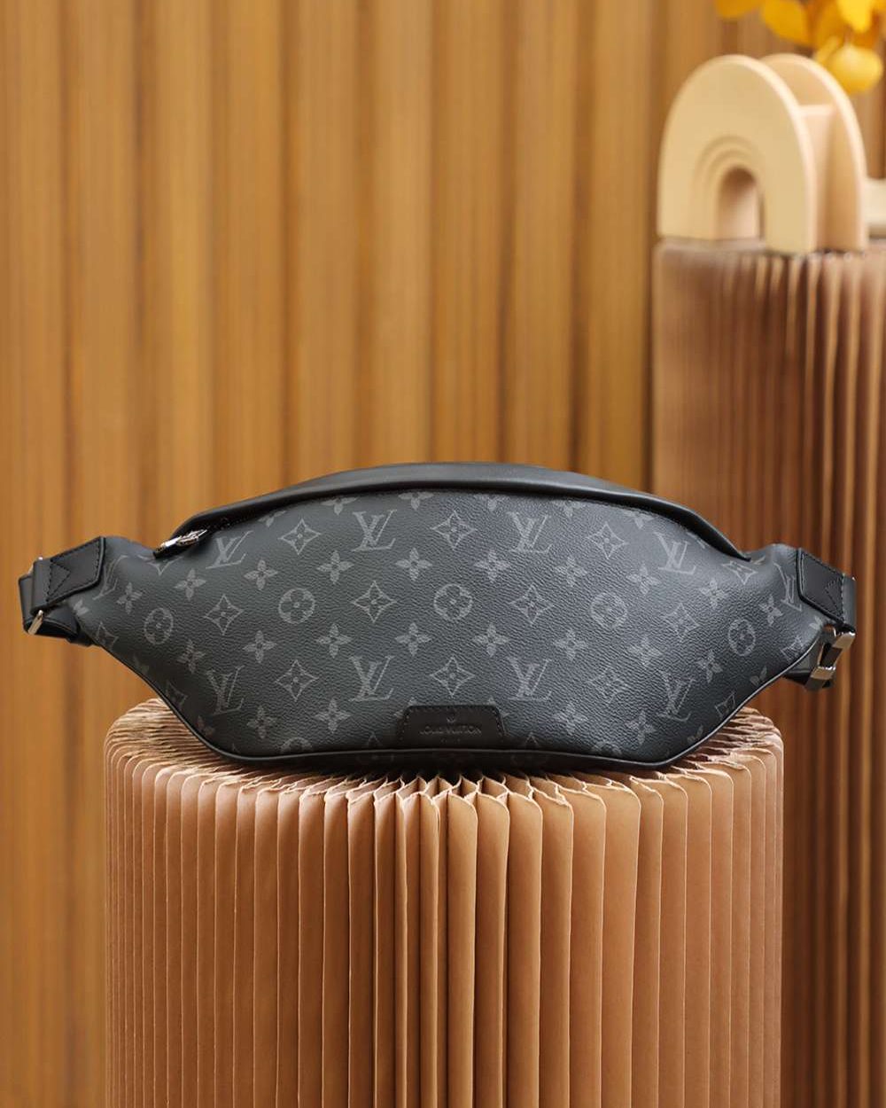 1:1 Replica Louis Vuitton LV Discovery Bumbag Black Unique For Men M44336 - 47cm / 18.5in