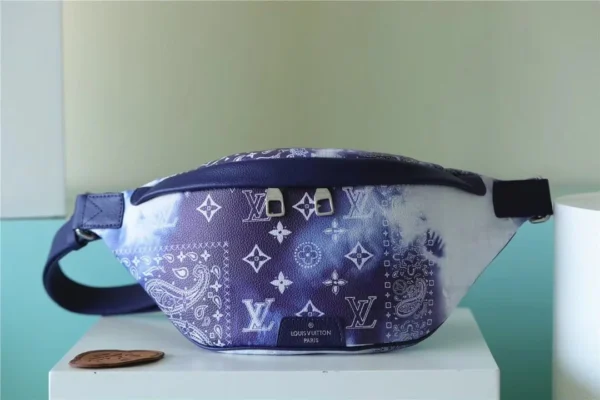 louis-vuitton-discovery-bumbag-pm-m20587