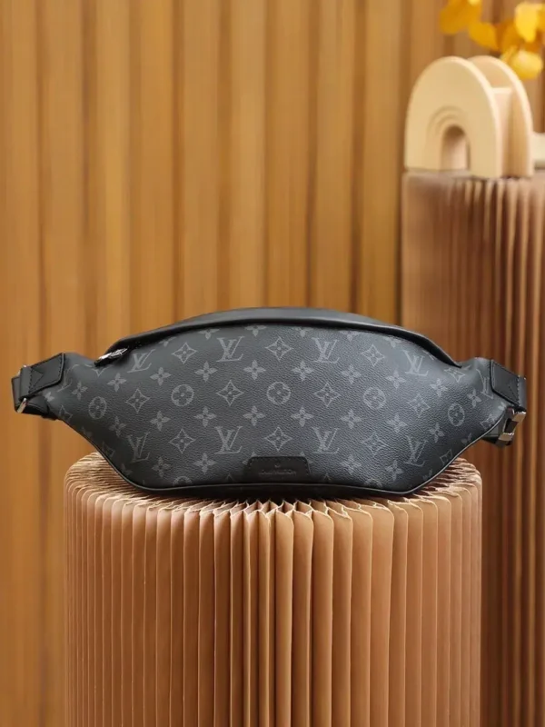 louis-vuitton-discovery-bumbag-pm-m46035