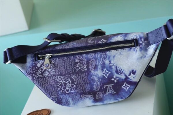 1:1 Replica Louis Vuitton LV Discovery Bumbag PM Monogram Blue Unique Bag For Men M20587 - 17.3in/44cm