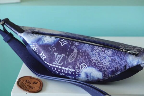 1:1 Replica Louis Vuitton LV Discovery Bumbag PM Monogram Blue Unique Bag For Men M20587 - 17.3in/44cm