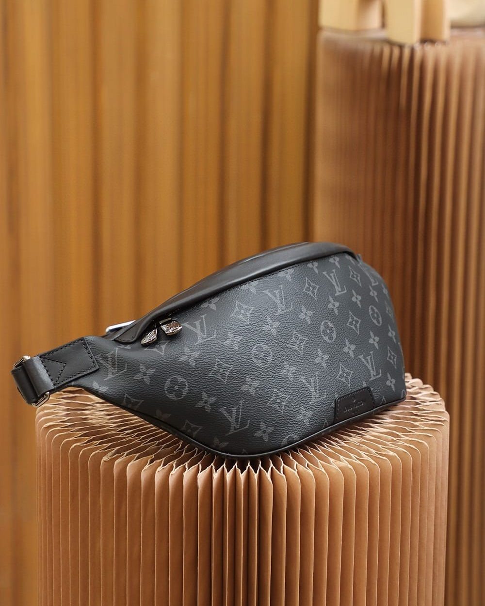 1:1 Replica Louis Vuitton LV Discovery Bumbag PM Monogram Eclipse Canvas Unique bag For Men M46035 - 17.3in/44cm