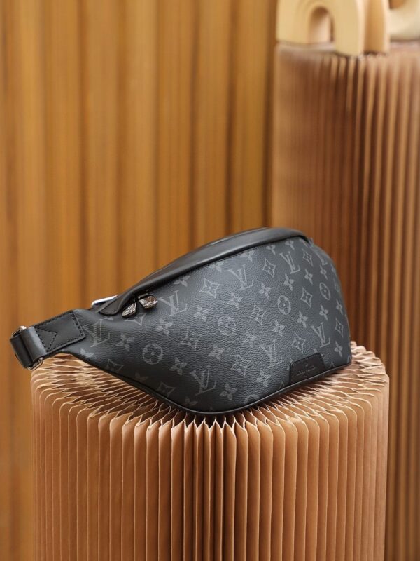 1:1 Replica Louis Vuitton LV Discovery Bumbag PM Monogram Eclipse Canvas Unique bag For Men M46035 - 17.3in/44cm