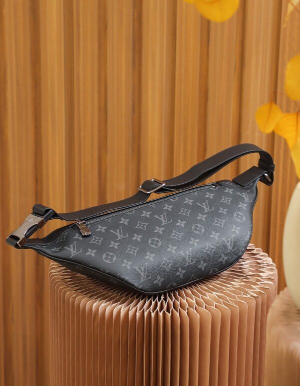1:1 Replica Louis Vuitton LV Discovery Bumbag PM Monogram Eclipse Canvas Unique bag For Men M46035 - 17.3in/44cm