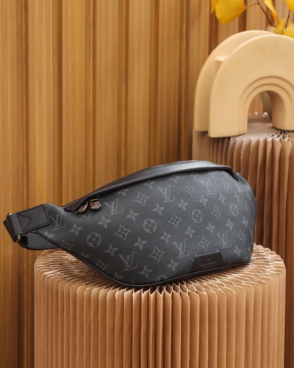 1:1 Replica Louis Vuitton LV Discovery Bumbag PM Monogram Eclipse Canvas Unique bag For Men M46035 - 17.3in/44cm