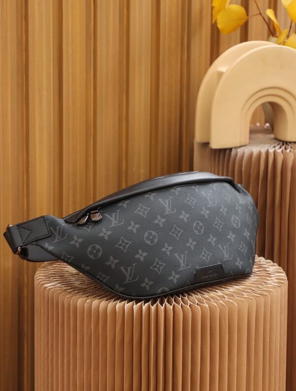 1:1 Replica Louis Vuitton LV Discovery Bumbag PM Monogram Eclipse Canvas Unique bag For Men M46035 - 17.3in/44cm