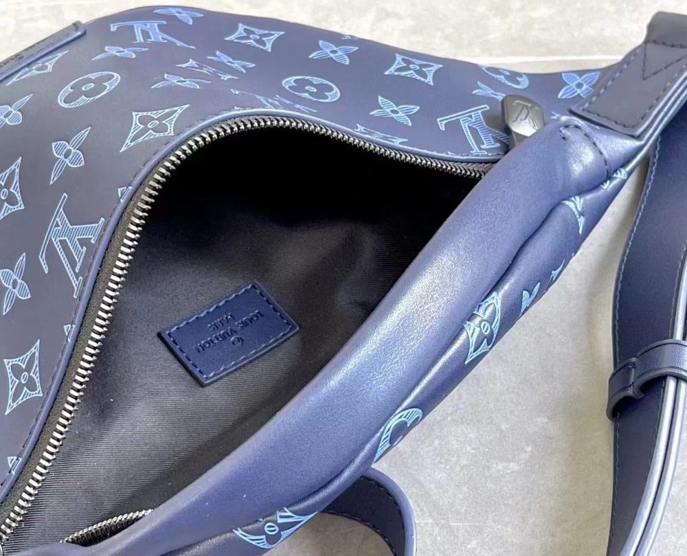 1:1 Replica Louis Vuitton LV Discovery Bumbag PM Monogram Shadow Navy Blue Unique Bag For Men M45729 - 17.3in/44cm