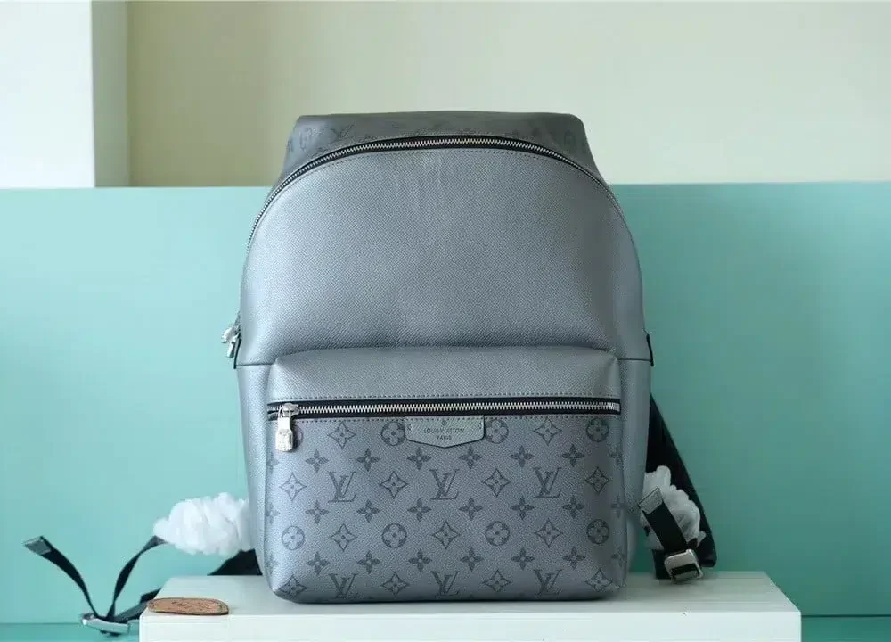 louis-vuitton-discovery-pm-m30835