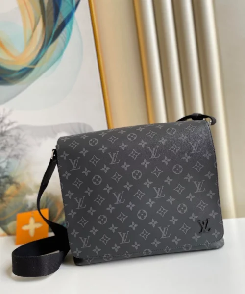 louis-vuitton-district-mm-m44001