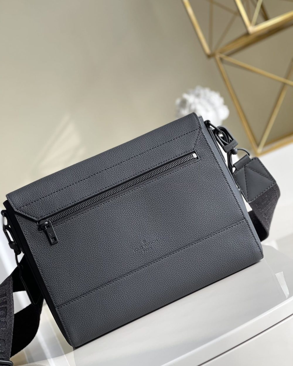 1:1 Replica Louis Vuitton LV Takeoff Messenger LV Aerogram Unique Bag For Men M57080 - 11in/28cm