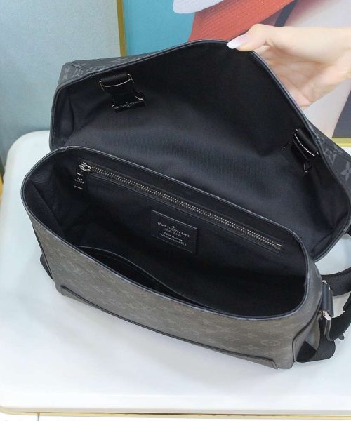 1:1 Replica Louis Vuitton LV Messenger PM Voyager Bag Black Unique Bag For Men M40511 - 33cm / 12.6in
