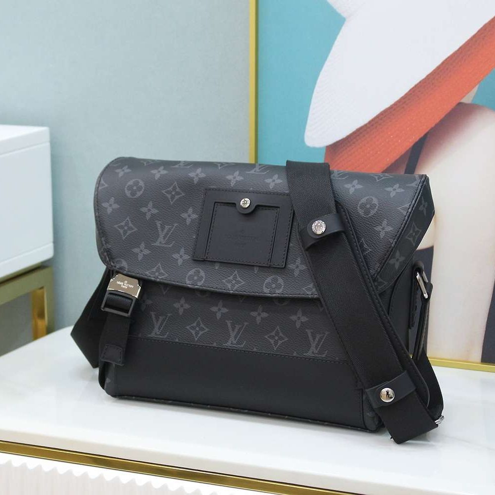 1:1 Replica Louis Vuitton LV Messenger PM Voyager Bag Black Unique Bag For Men M40511 - 33cm / 12.6in