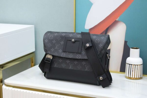 1:1 Replica Louis Vuitton LV Messenger PM Voyager Bag Black Unique Bag For Men M40511 - 33cm / 12.6in
