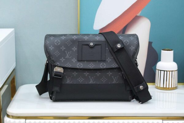 1:1 Replica Louis Vuitton LV Messenger PM Voyager Bag Black Unique Bag For Men M40511 - 33cm / 12.6in
