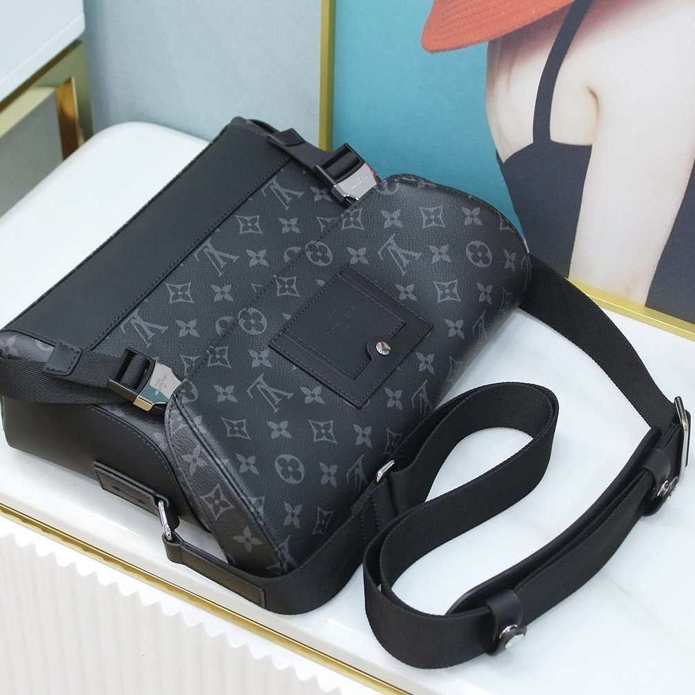 1:1 Replica Louis Vuitton LV Messenger PM Voyager Bag Black Unique Bag For Men M40511 - 33cm / 12.6in