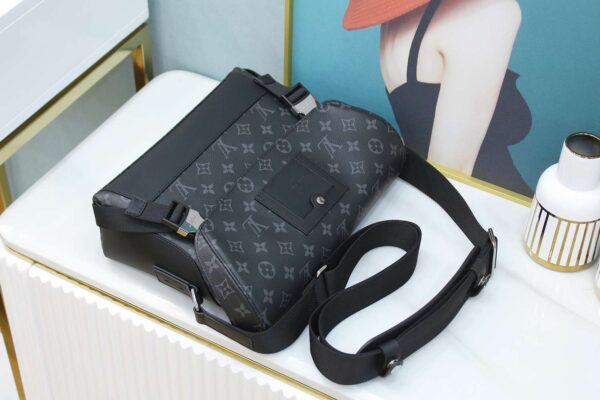 1:1 Replica Louis Vuitton LV Messenger PM Voyager Bag Black Unique Bag For Men M40511 - 33cm / 12.6in
