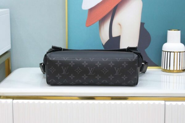 1:1 Replica Louis Vuitton LV Messenger PM Voyager Bag Black Unique Bag For Men M40511 - 33cm / 12.6in