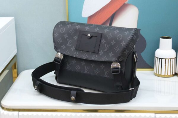 1:1 Replica Louis Vuitton LV Messenger PM Voyager Bag Black Unique Bag For Men M40511 - 33cm / 12.6in
