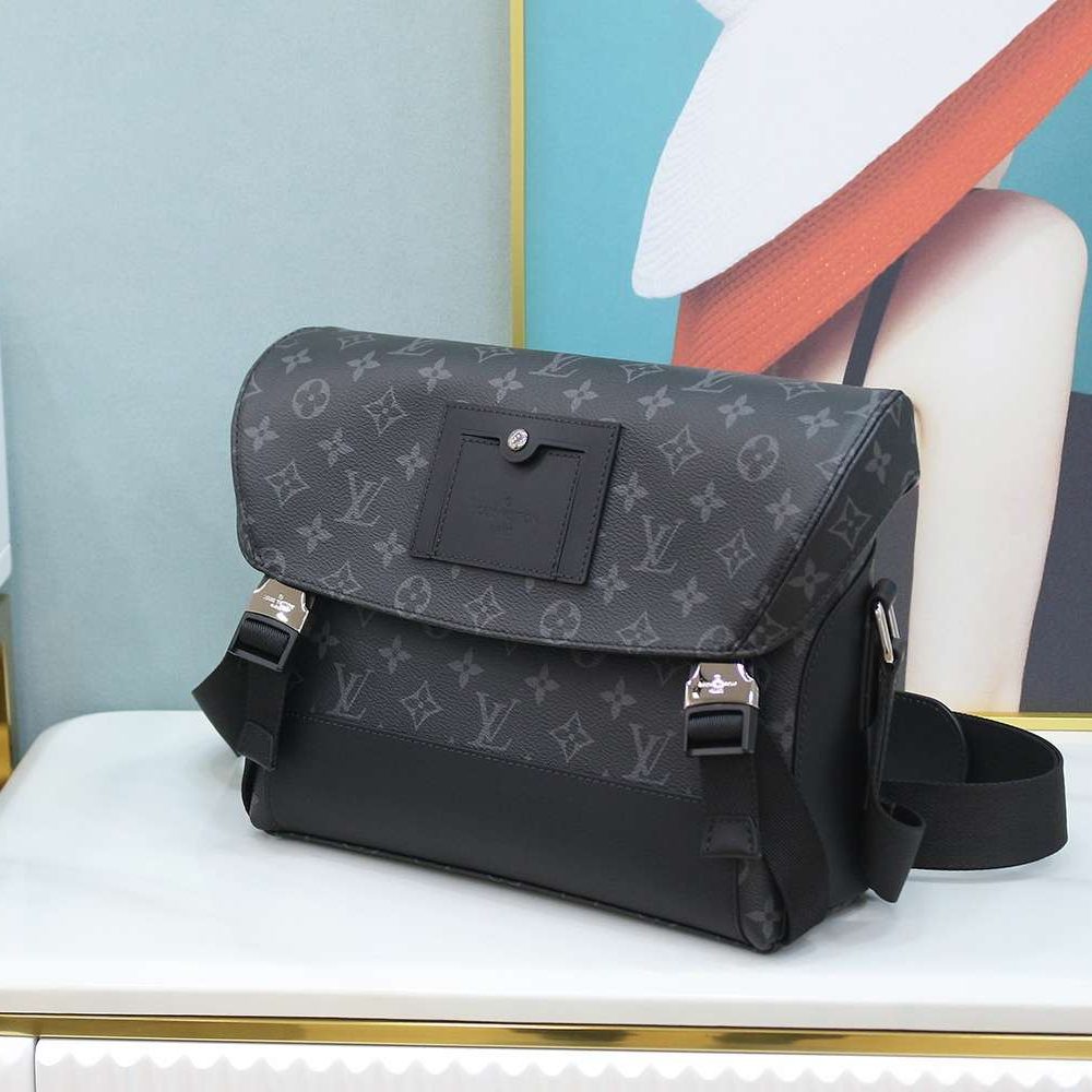 1:1 Replica Louis Vuitton LV Messenger PM Voyager Bag Black Unique Bag For Men M40511 - 33cm / 12.6in