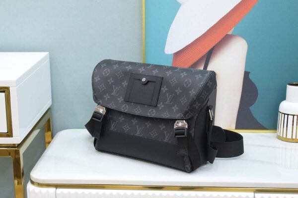 1:1 Replica Louis Vuitton LV Messenger PM Voyager Bag Black Unique Bag For Men M40511 - 33cm / 12.6in