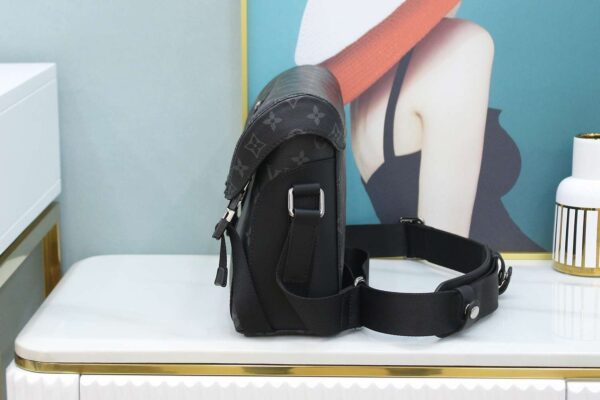 1:1 Replica Louis Vuitton LV Messenger PM Voyager Bag Black Unique Bag For Men M40511 - 33cm / 12.6in