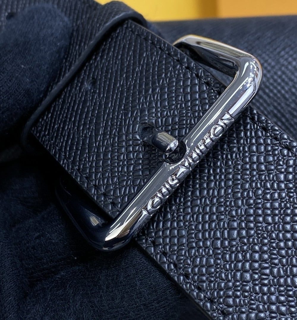 1:1 Replica Louis Vuitton LV New Flap Messenger Taiga Black Unique Bag For Men M30807 - 11.1in/28.3cm