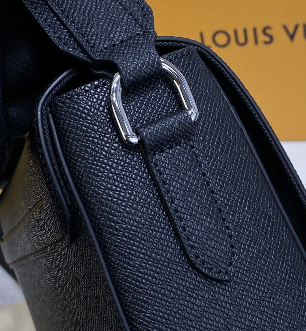 1:1 Replica Louis Vuitton LV New Flap Messenger Taiga Black Unique Bag For Men M30807 - 11.1in/28.3cm