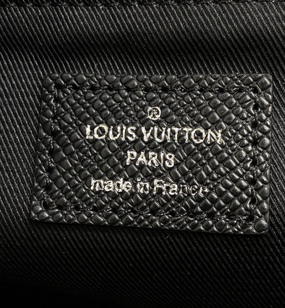 1:1 Replica Louis Vuitton LV New Flap Messenger Taiga Black Unique Bag For Men M30807 - 11.1in/28.3cm