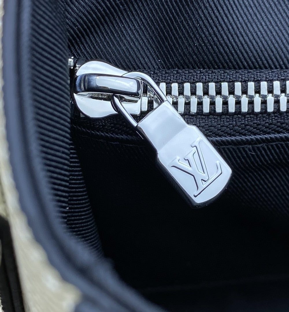 1:1 Replica Louis Vuitton LV New Flap Messenger Taiga White Unique Bag For Men - 11.1in/28.3cm