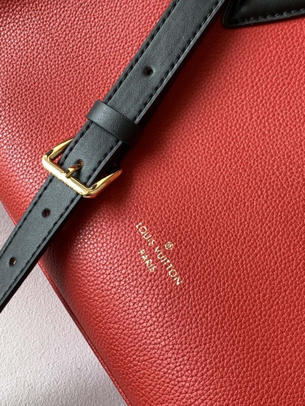 1:1 Replica Louis Vuitton LV On My Side MM High End Leather Luxury Bag For Women M53824 - 12in/31cm