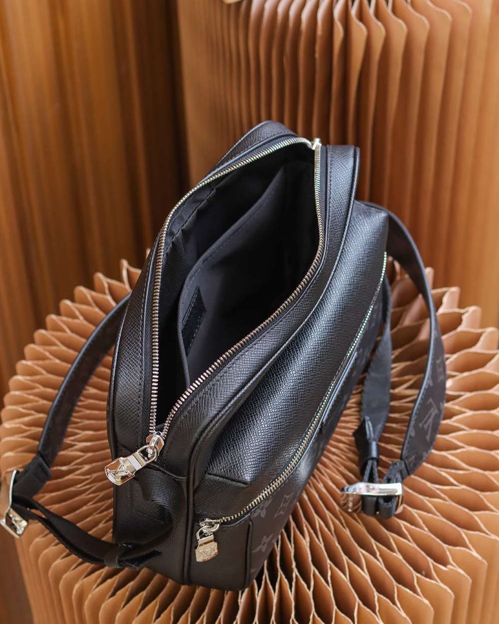 1:1 Replica Louis Vuitton LV Outdoor Messenger Taigarama Unique Bag For Men M30233 - 26cm / 10.2in