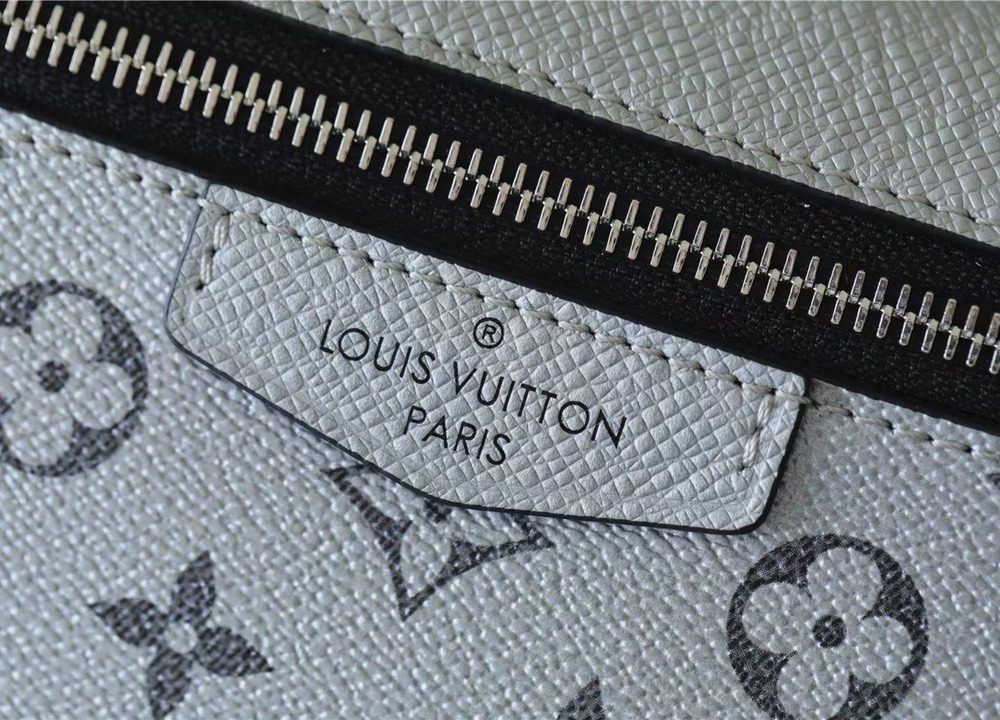 1:1 Replica Louis Vuitton LV Outdoor Messenger Taigarama Unique Bag For Men M30830 - 10.2in/26cm